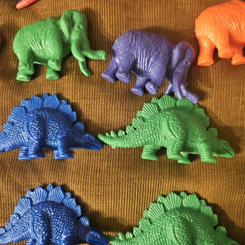 Lot Of 39 Small Plastic Dinosaur Figures‎ Various Types &Colors Sorting Counting
